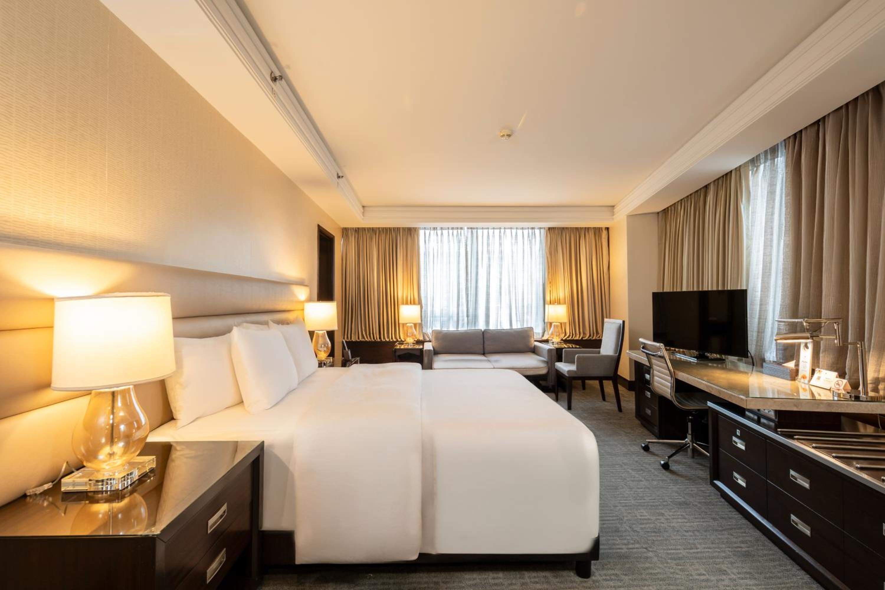 Executive Club Signature