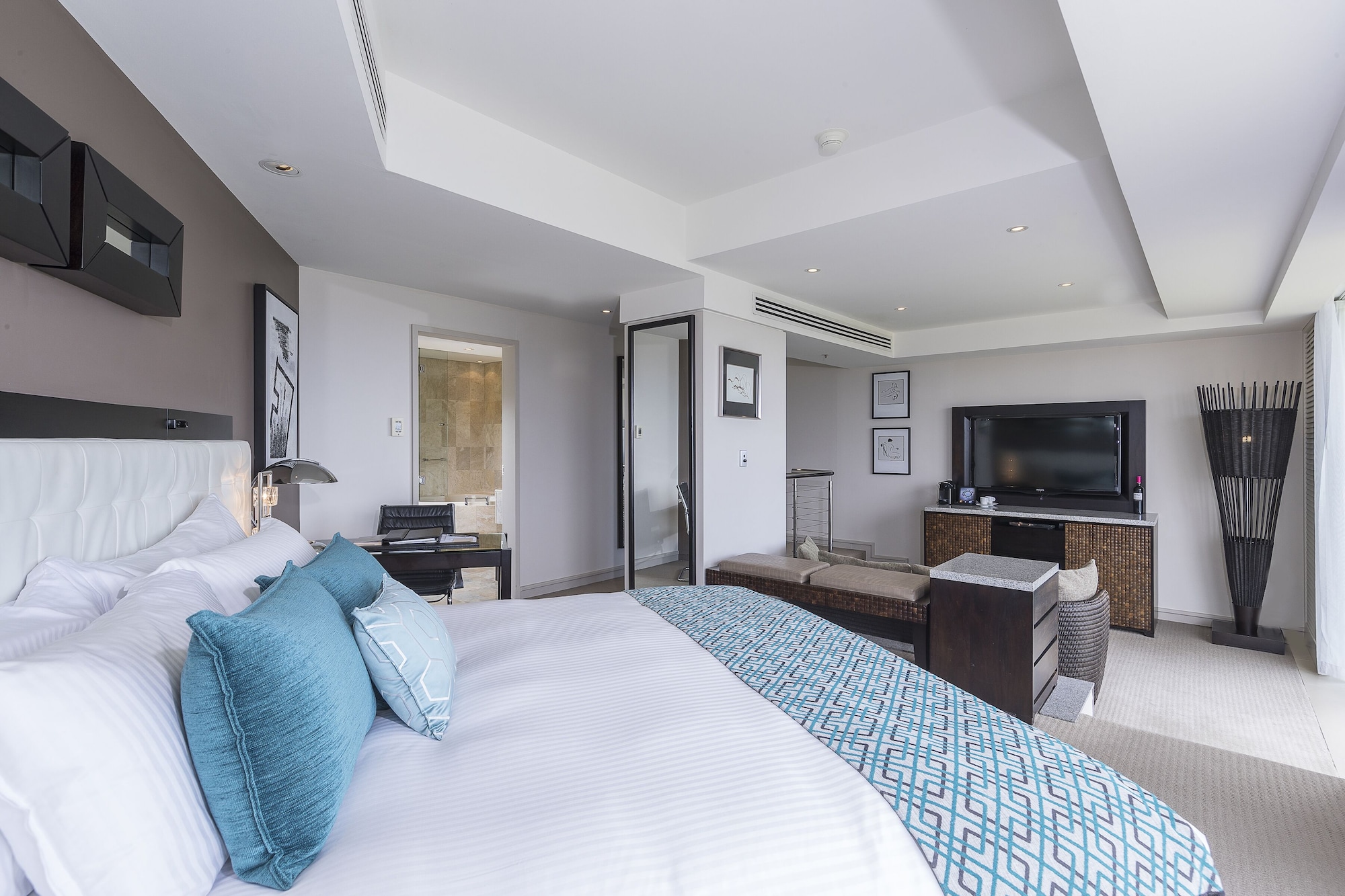 SPA, SUPERIOR, SUITE