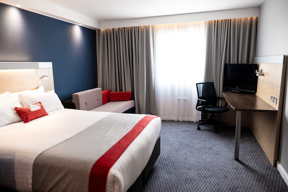 Holiday Inn Express Cardiff Airport 7/27