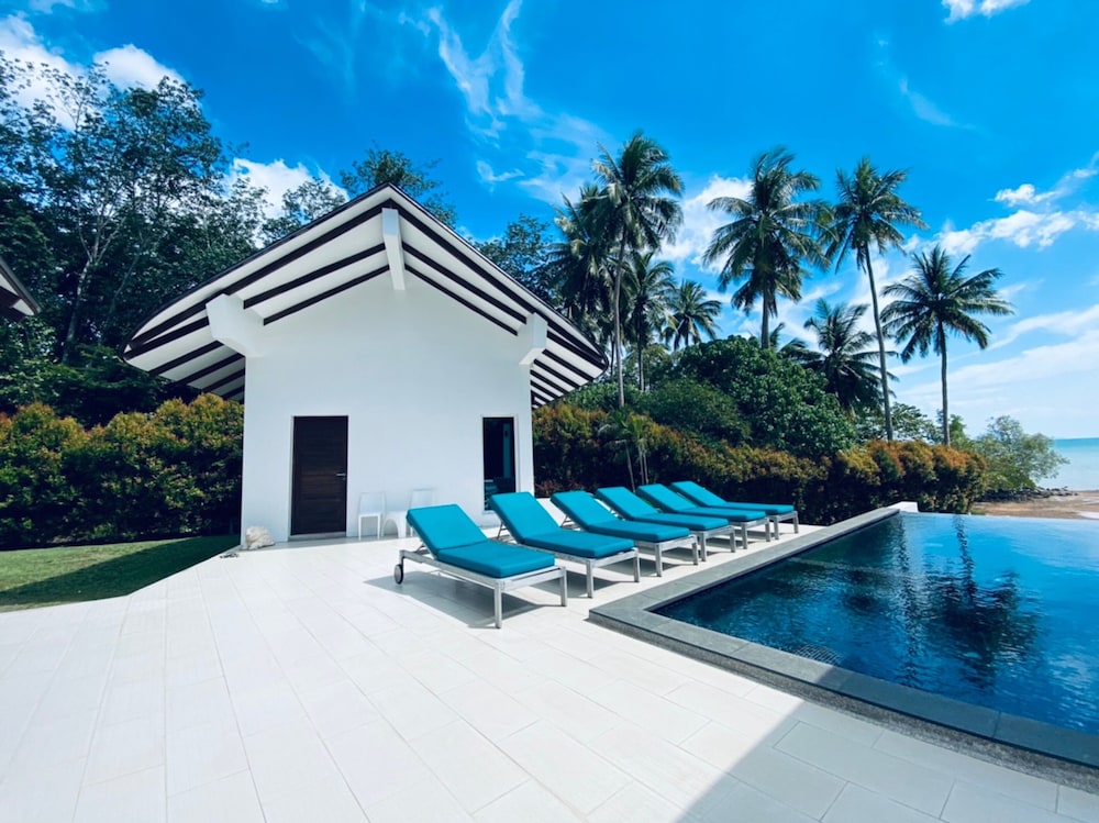 THE BEACH HOUSE 41/47