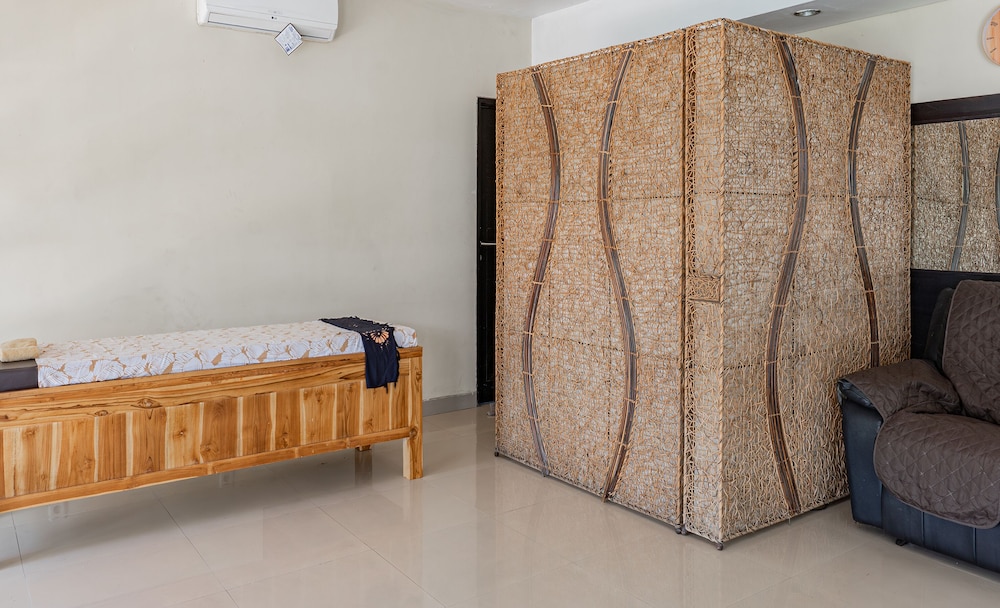 Super OYO 93765 Airport Kuta Bali Hotel 6/37
