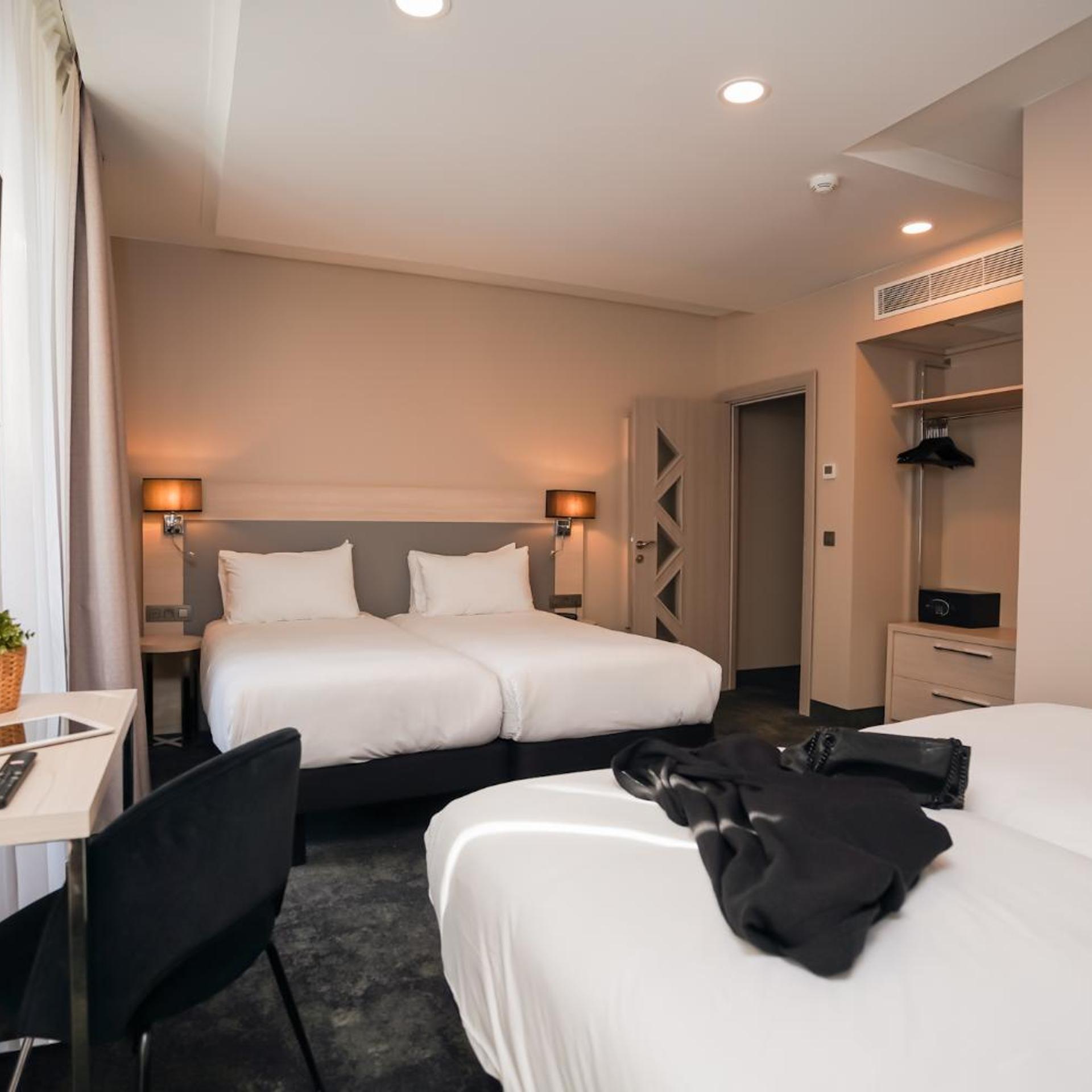 غرفة رباعية، Hotel Univers 4/8