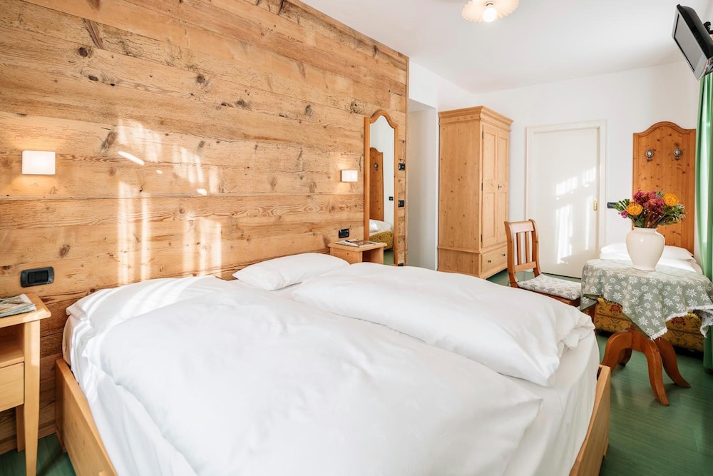 Junior Suite, 1 Double and 1 Single Bed, Hotel Oasi 3/6