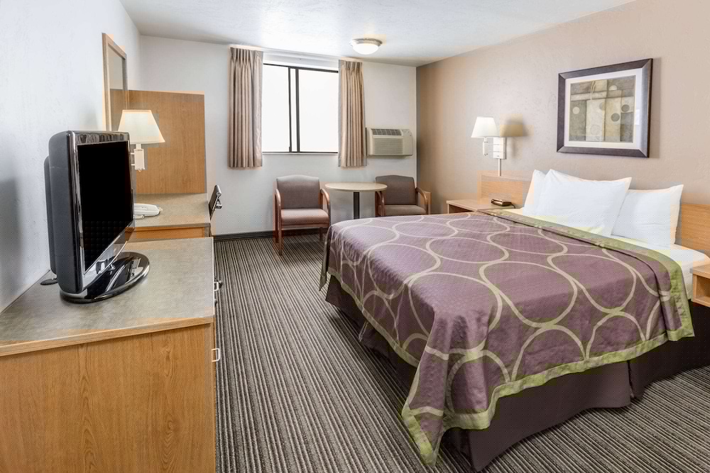 Super 8 By Wyndham Bend OR 12/50