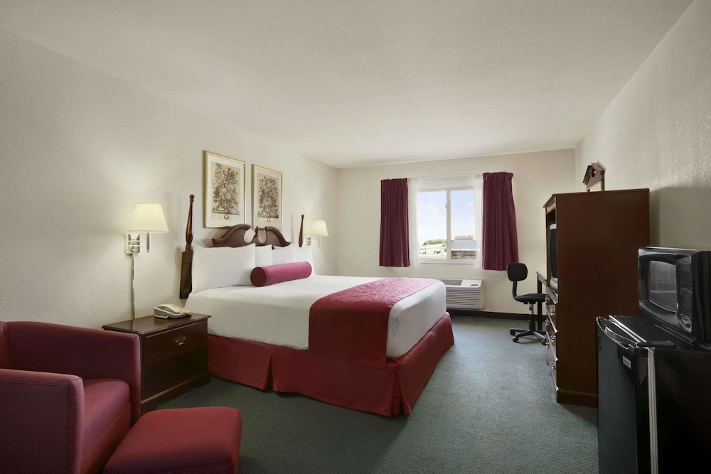 Days Inn & Suites By Wyndham Romeoville 9/26