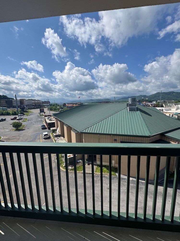 Grand Smokies Resort Lodge Pigeon Forge photo4