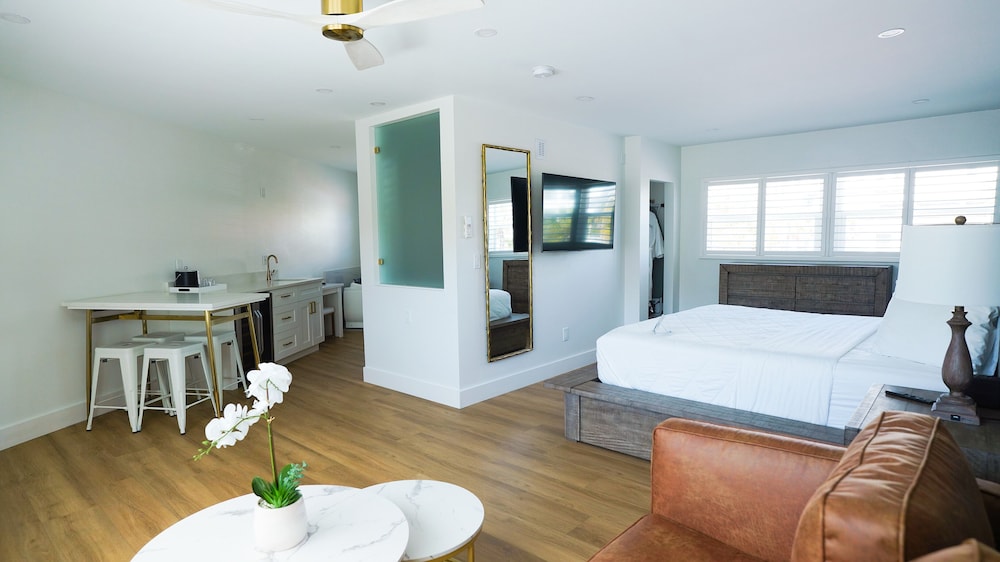 Honeymoon, Cabana, Suite, King Bed, Hot Tub