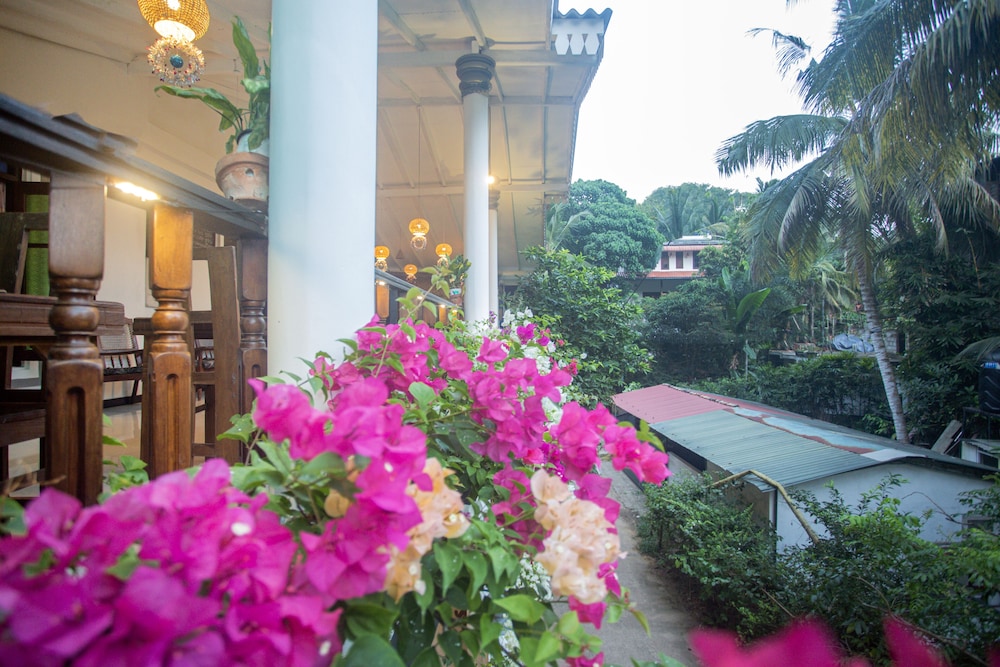 La Villa Guest House 46/50