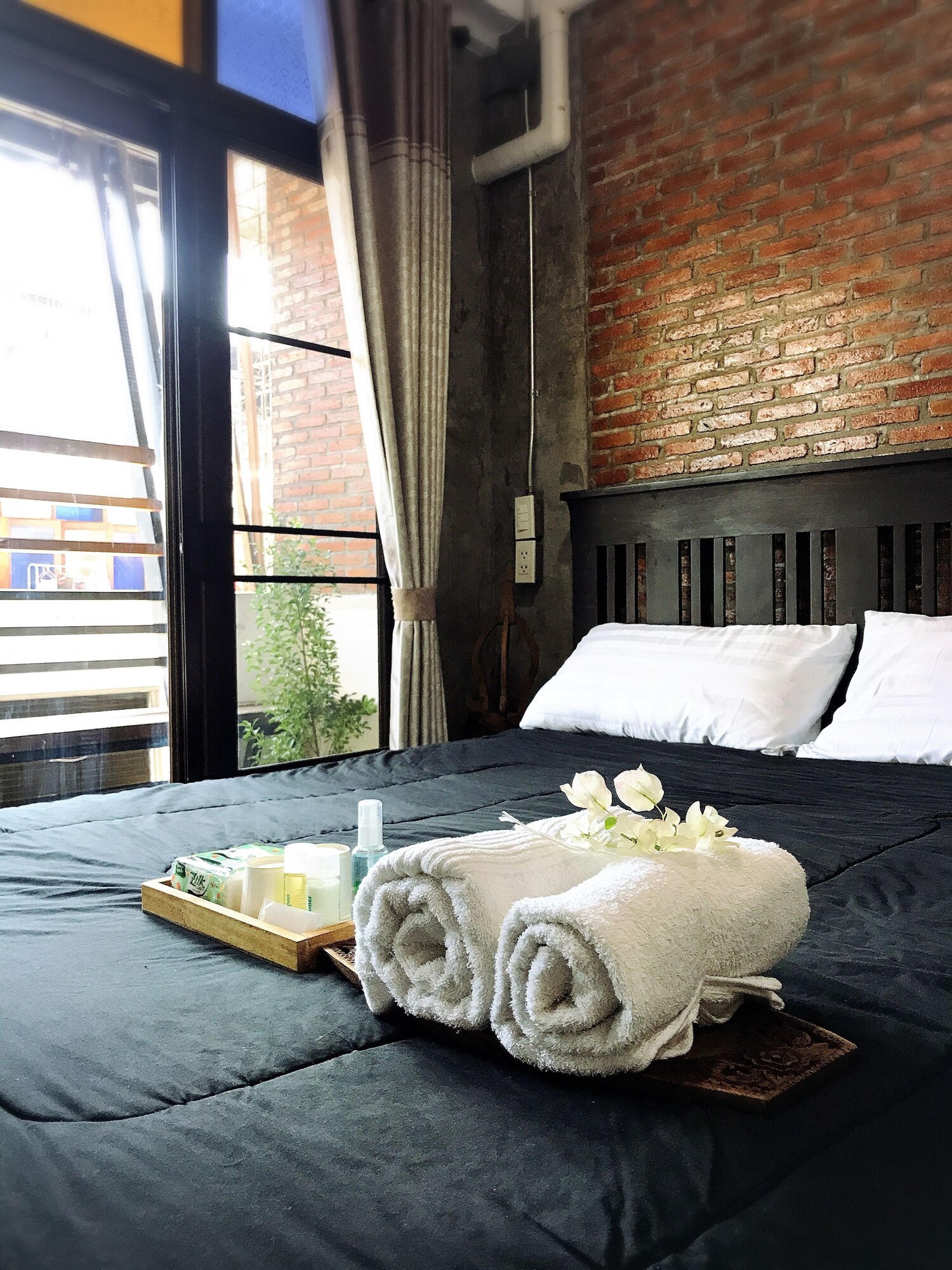 غرفة بسرير كوين بشرفة بحمام خاص، Retro Lanna Hostel Chiangmai 3/4