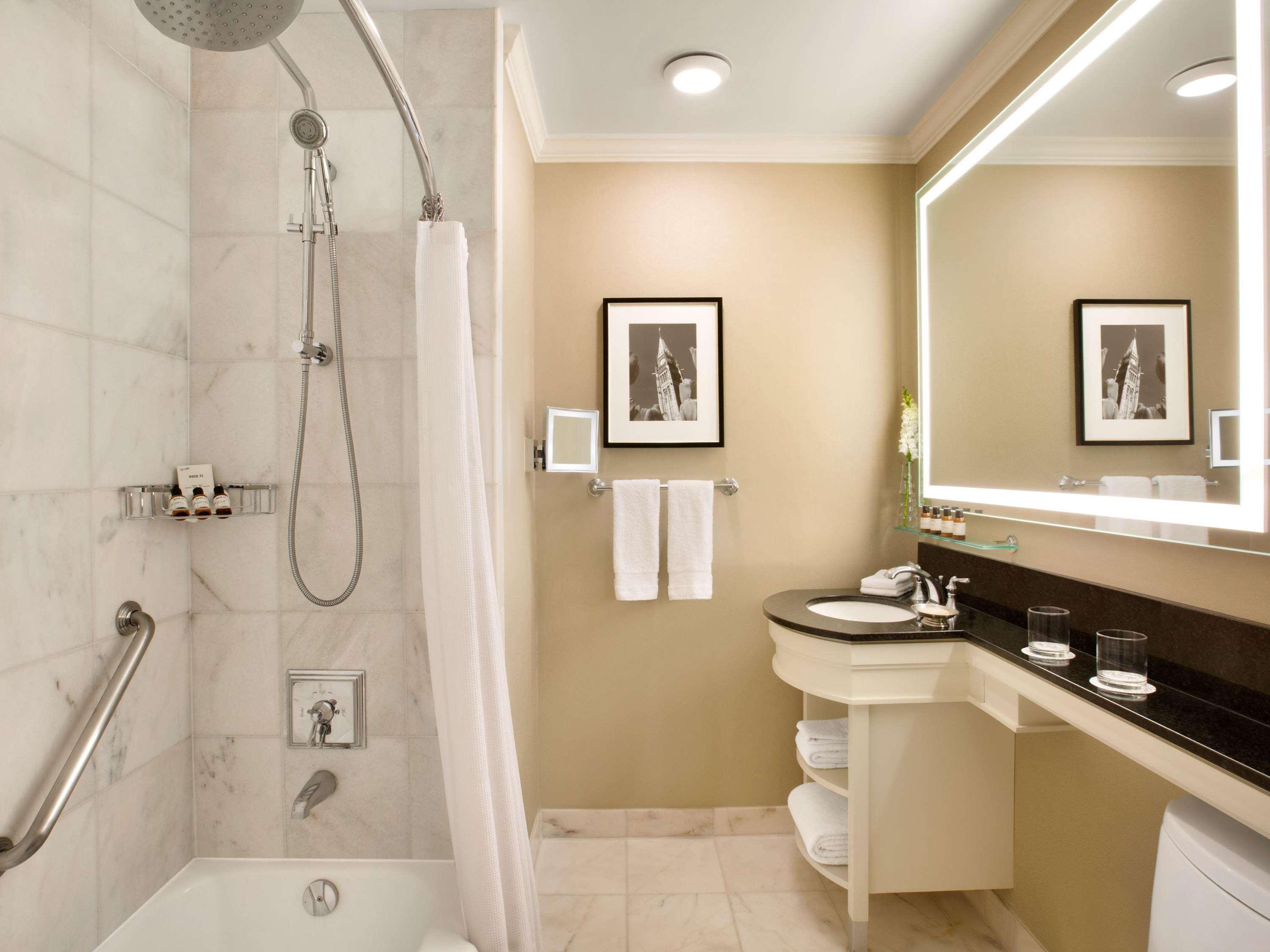 Fairmont, Queen Bed, City or Courtyard View، Fairmont Chateau Laurier 2/2