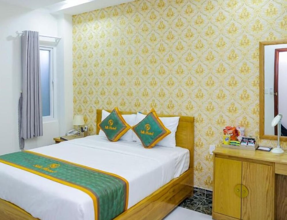 RedDoorz Plus near Tan Son Nhat airport 2 13/50