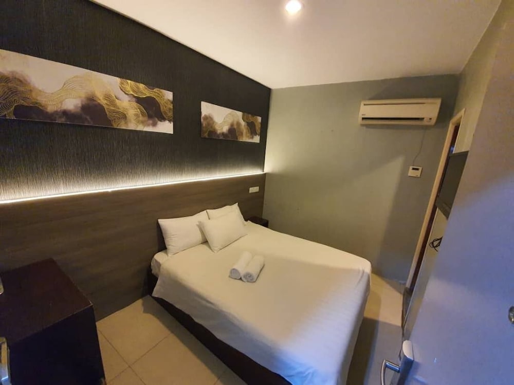 ROOM, QUEEN BED, NO WINDOW