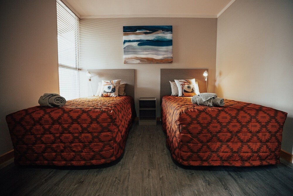SEASONS HOTEL NEWMAN 13/44
