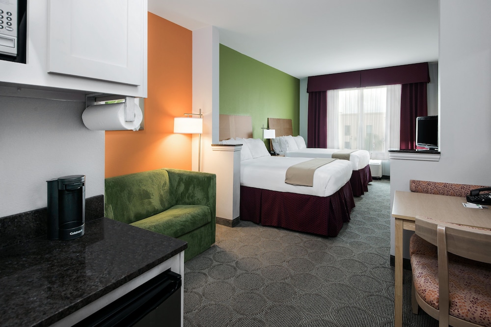 Holiday Inn Express Suites Clute Lake Jackson 30/63