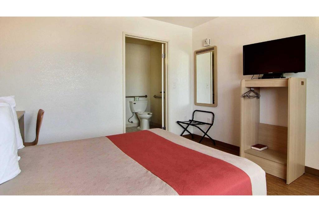 غرفة بسرير كينج، Motel6 Fort Stockton, TX 5/7