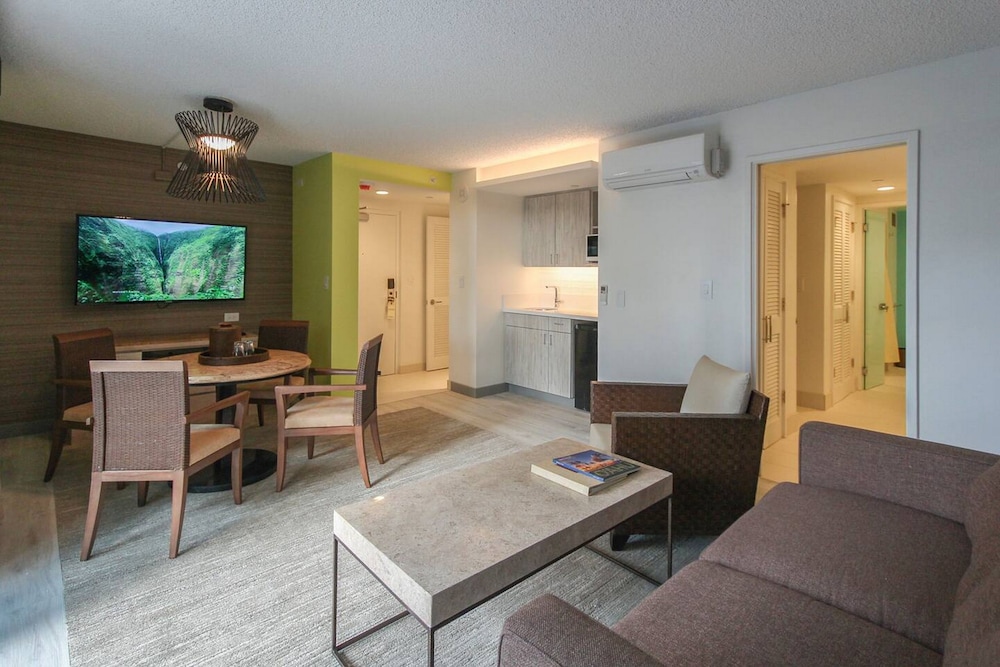 Kaimana Beach Hotel 25/50