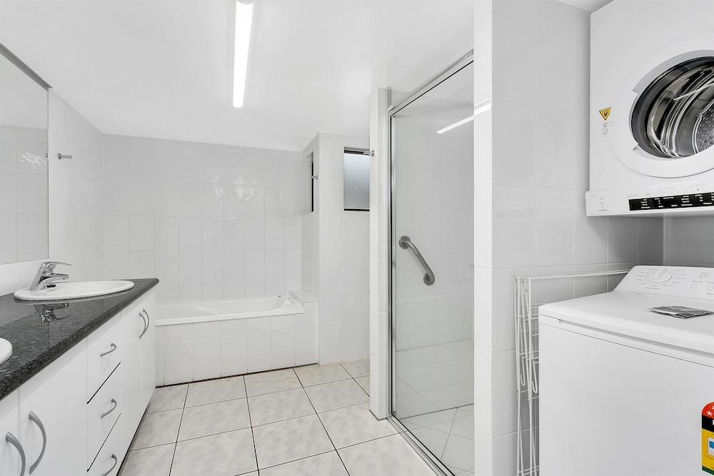 Roydon Beachfront Holiday Apartments 49/50