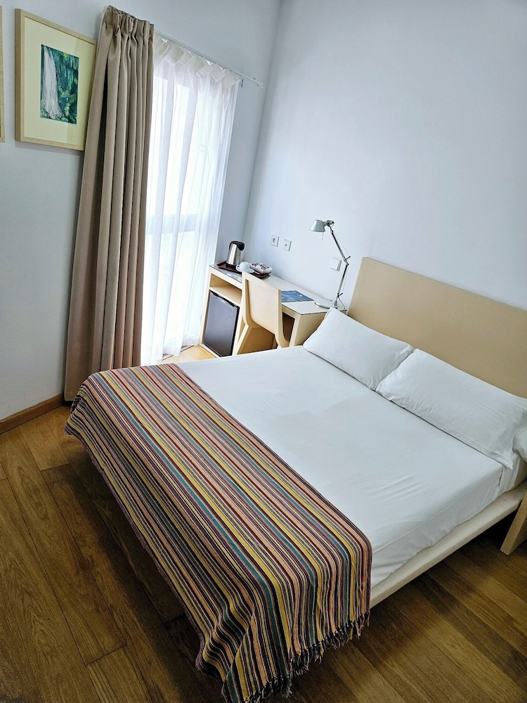 ROOM, SINGLE