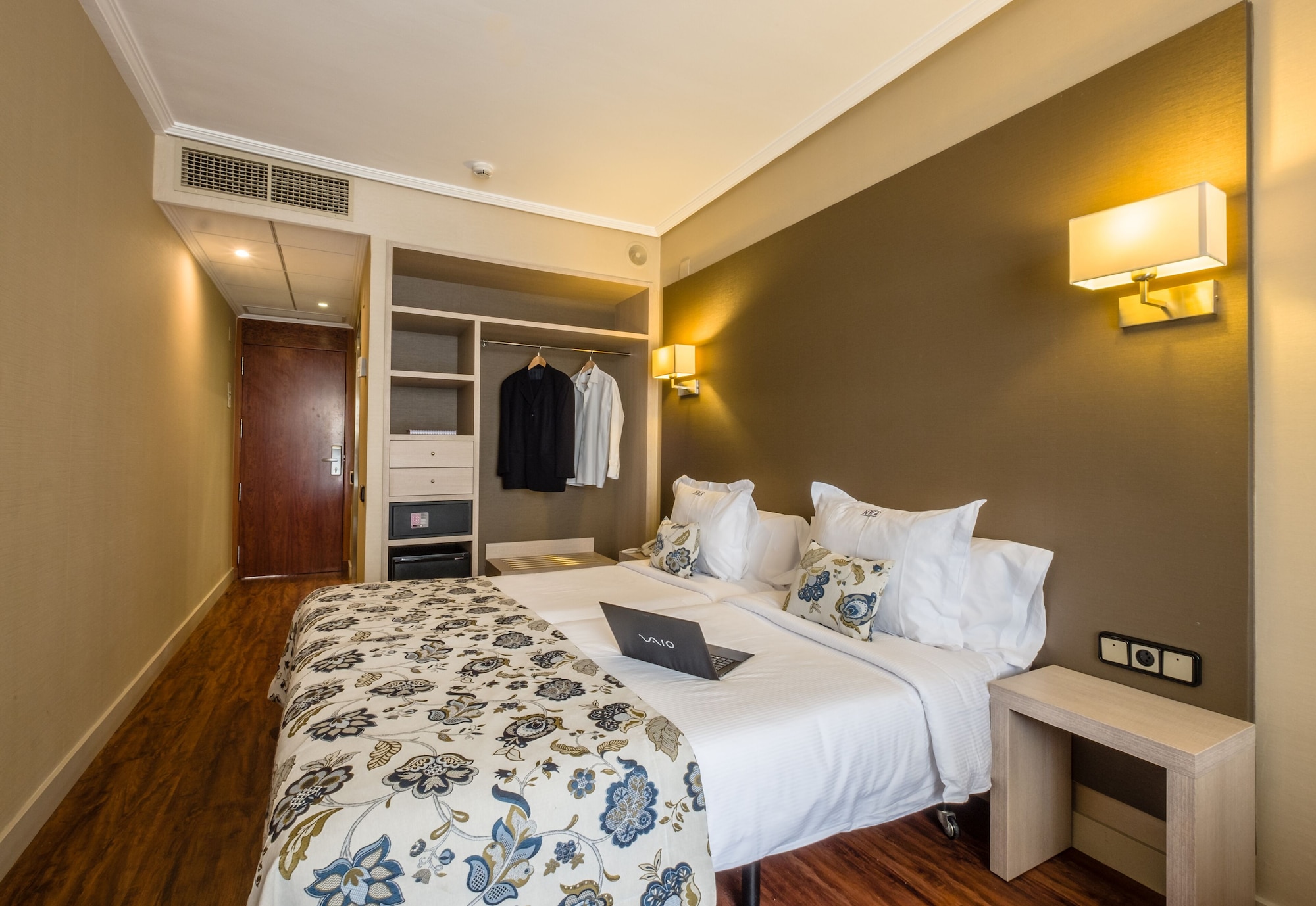 ROOM, DOUBLE OR TWIN BED