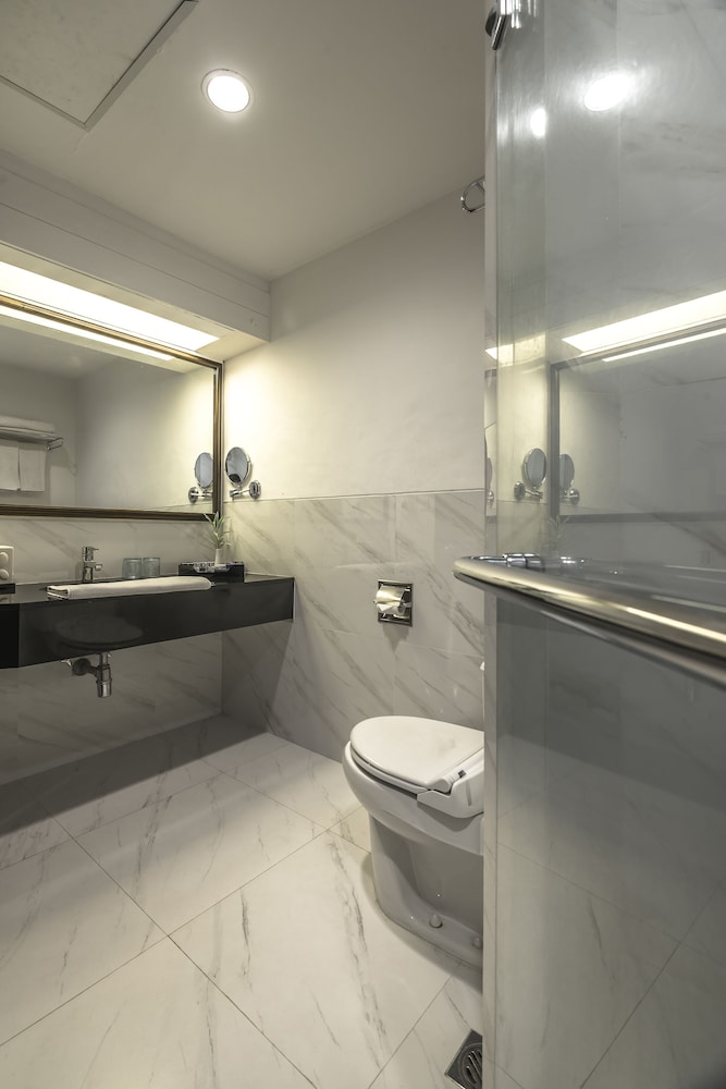 Lido Lake Resort by MNC Hotel 24/63