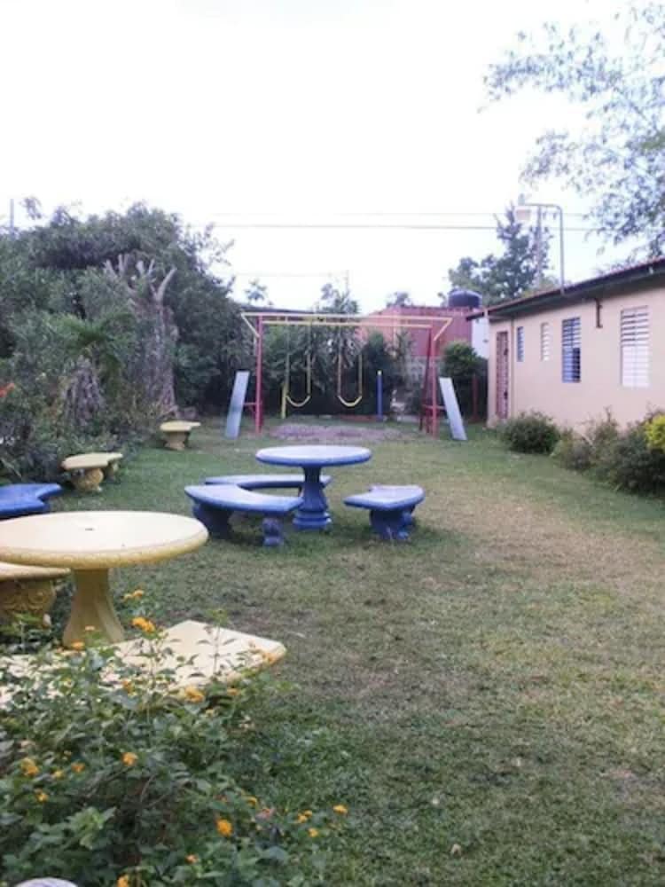 Pineapple Court Hotel 31/36