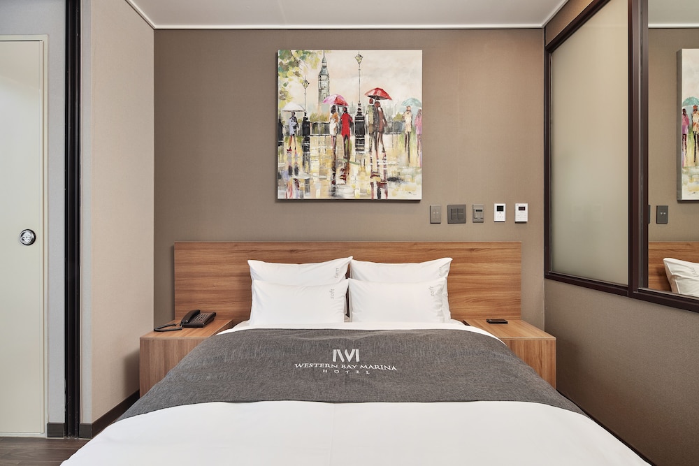 Western Bay Marina Hotel 14/46