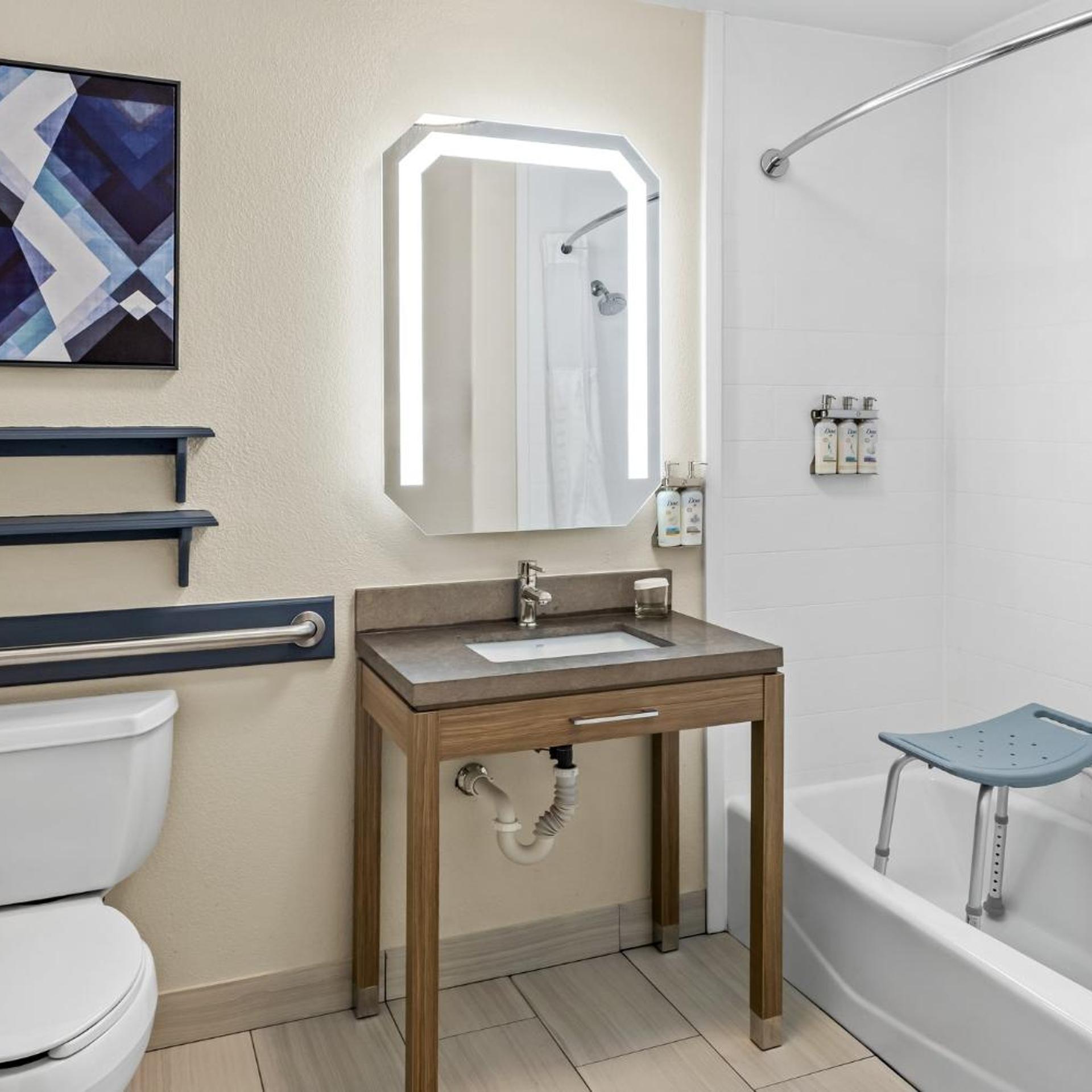 غرفة بسريرين مزدوجين بحوض استحمام لذوي الإعاقة، Candlewood Suites Victoria 4/4