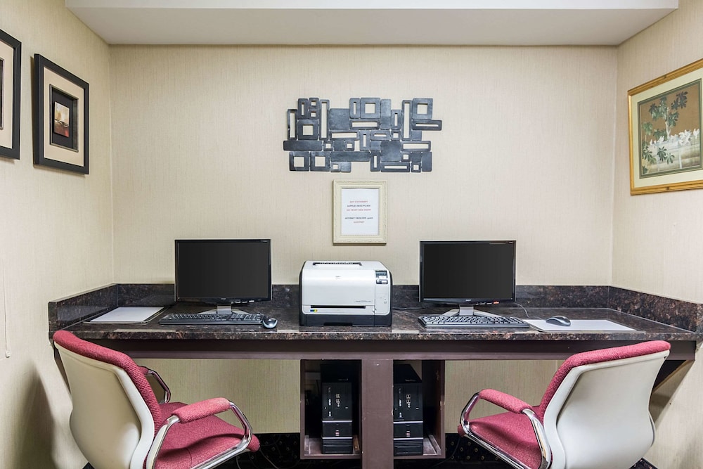 The Plaza Inn & Suites 21/28