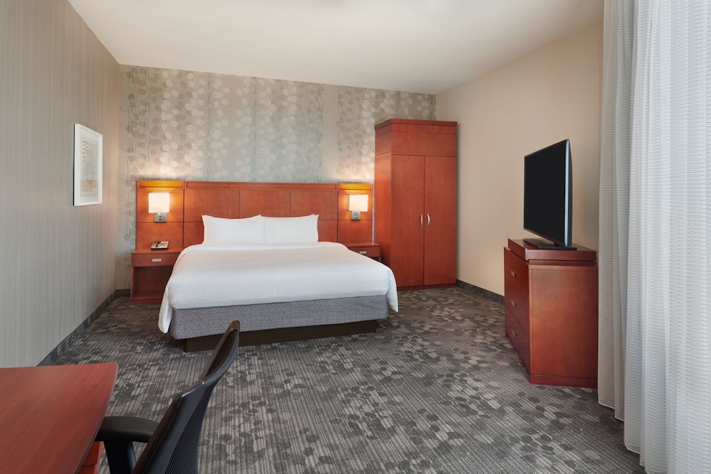 1 Bedroom, Suite, King Bed, City View, Sofa