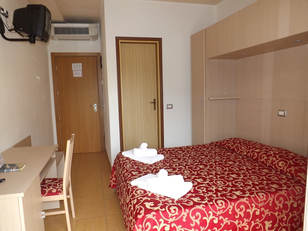 Mimosa Hotel 12/50