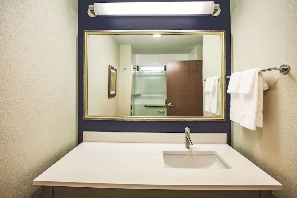 La Quinta Inn And Suites By Wyndham Wichita Northeast 17/37
