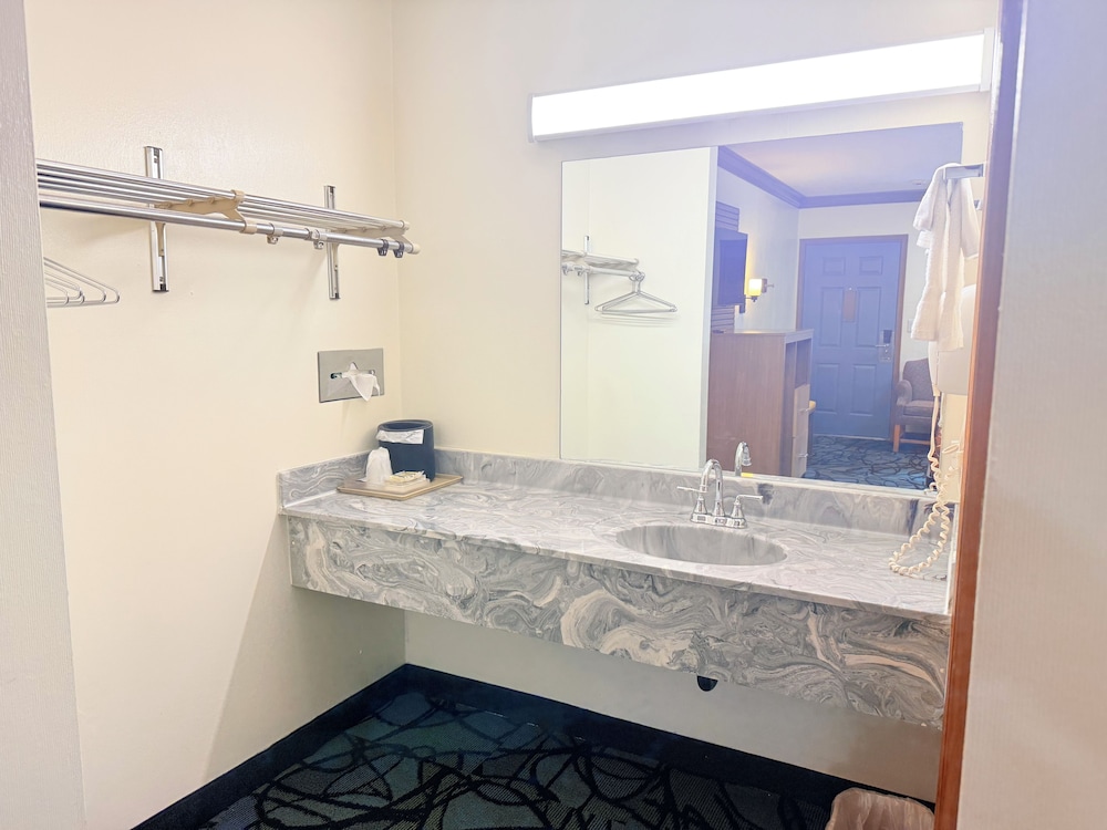Economy Inn - Akron 49/57