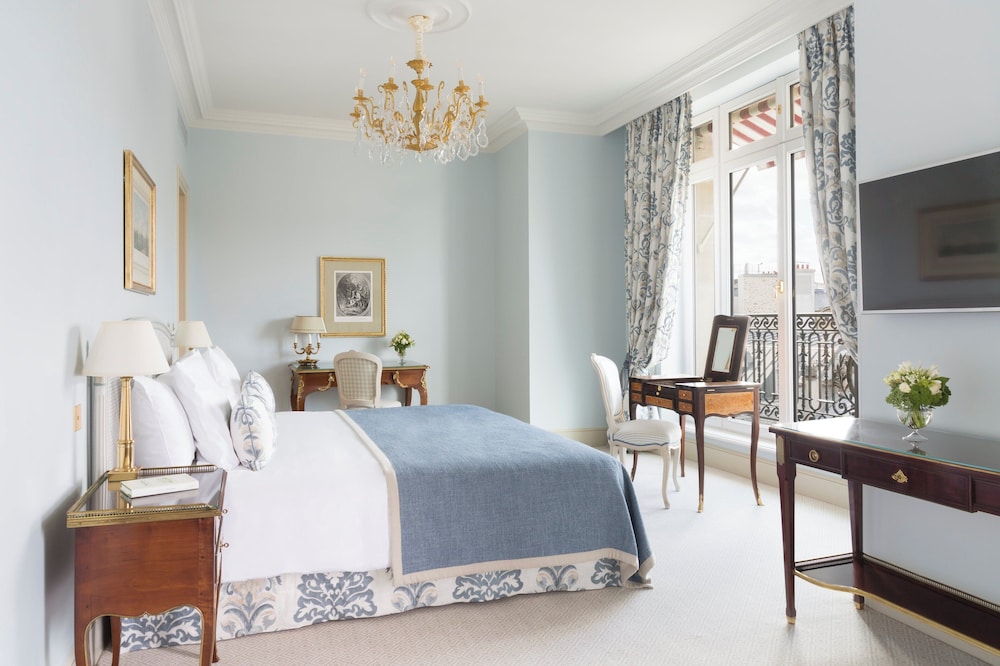 Junior Suite, King Bed, Skyline View