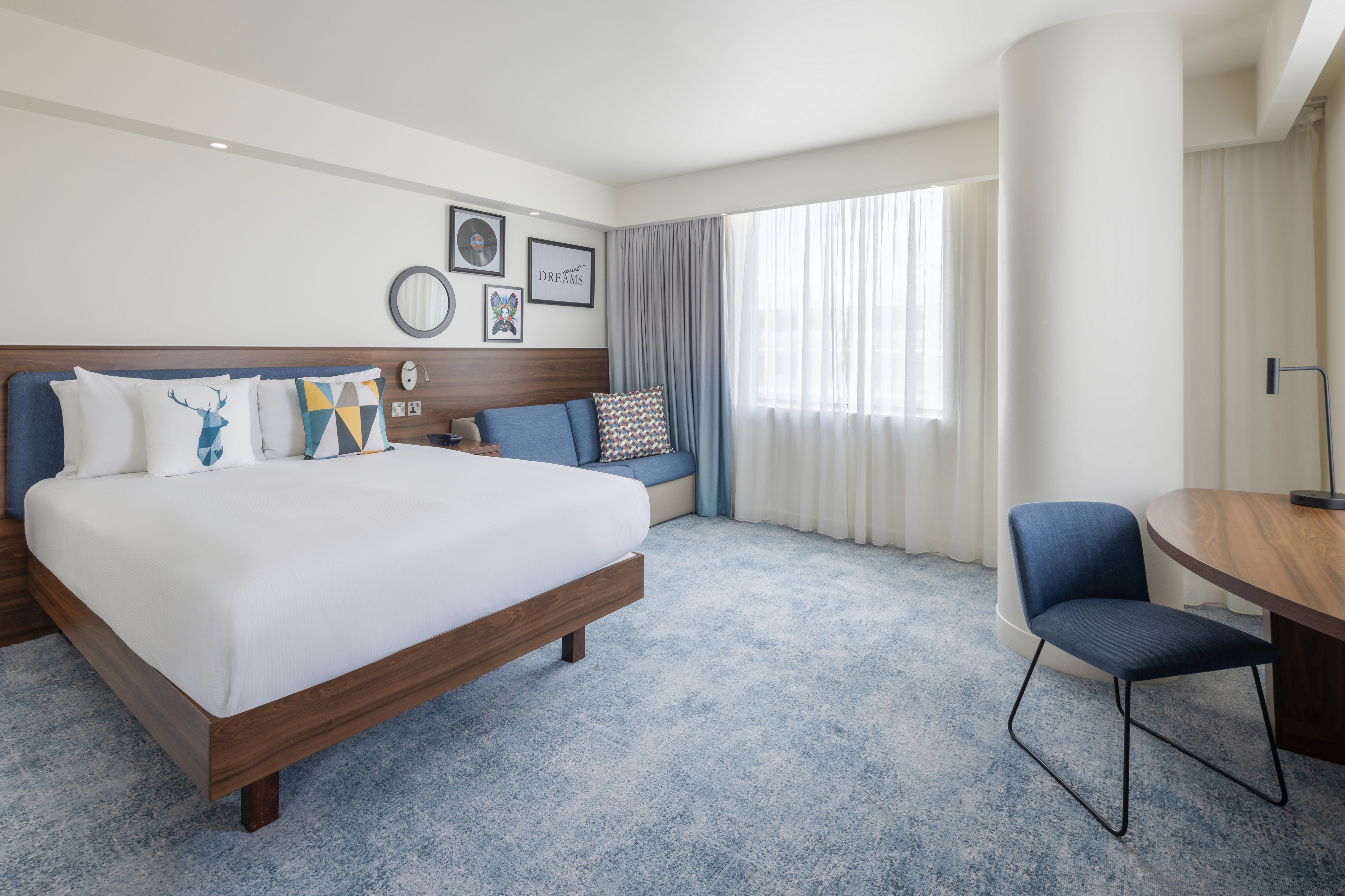 ROOM, QUEEN BED, SOFA, CORNER