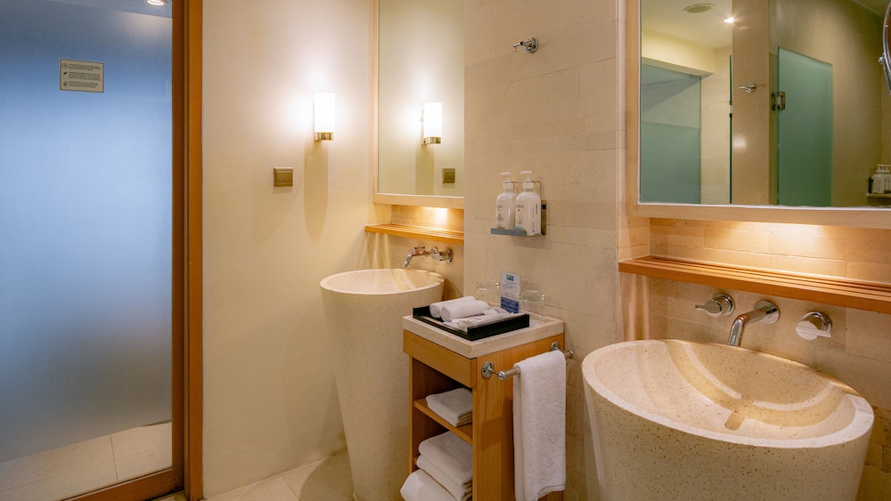 جناح بسرير كينج بإطلالة على الحديقة مع أريكة، HOLIDAY INN RESORT BARUNA BALI 8/10