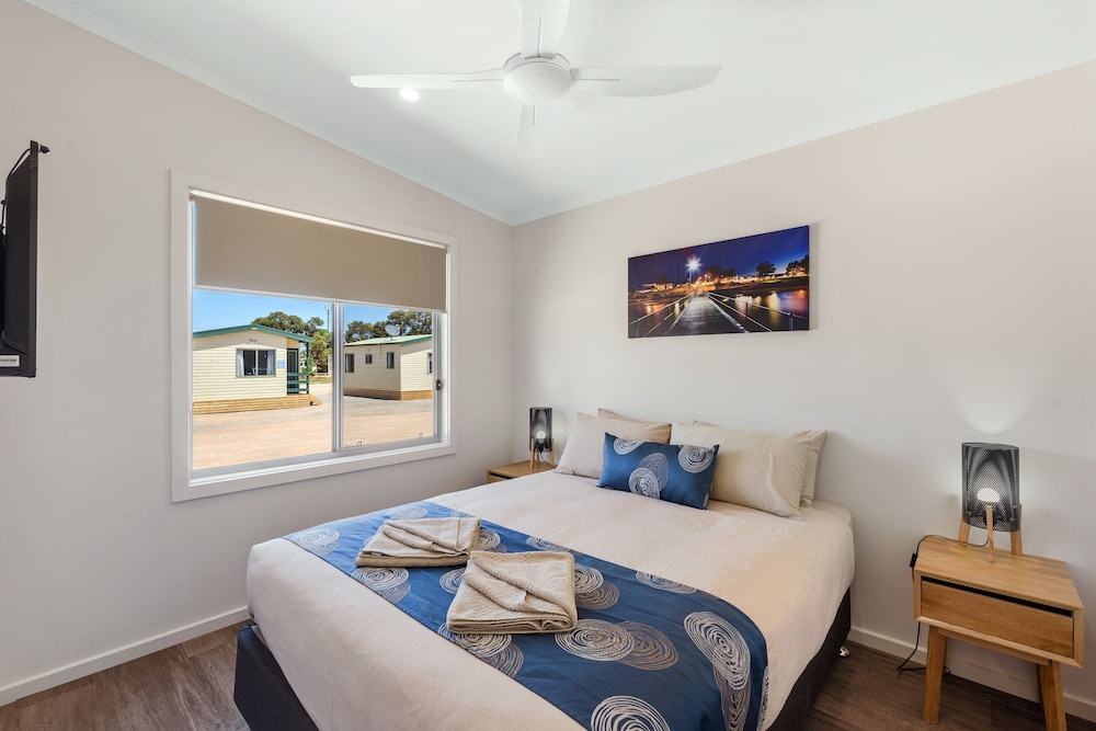 2 Bedrooms, Deluxe, Cabin, 1 Queen and 2 Bunk Beds, Beach Front