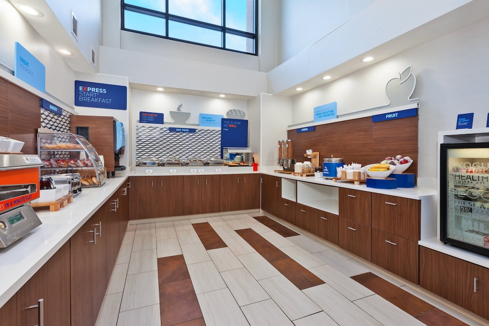 Holiday Inn Express Hotel & Suites Cleveland-Richfield 12/59
