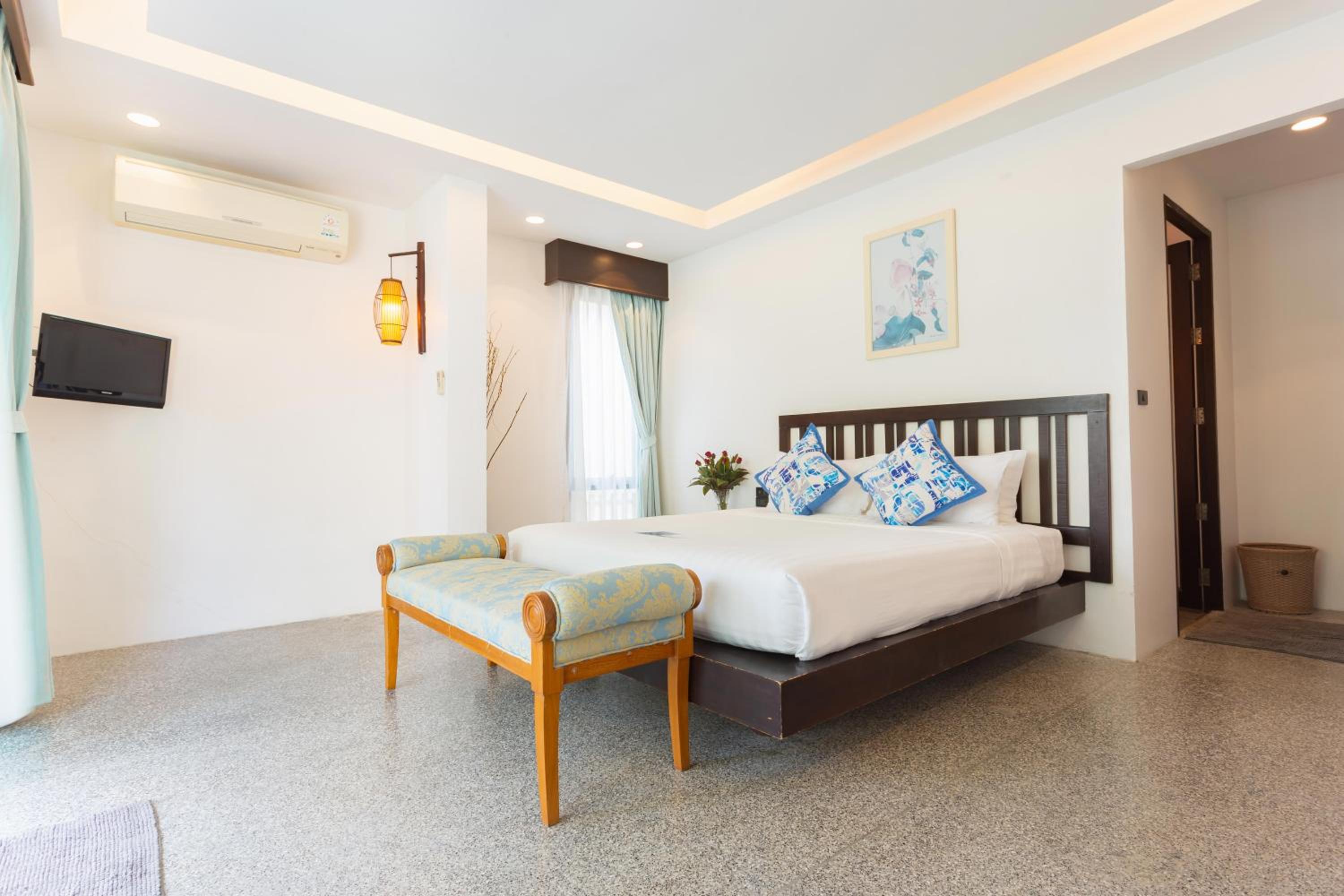 Room, Pool Side