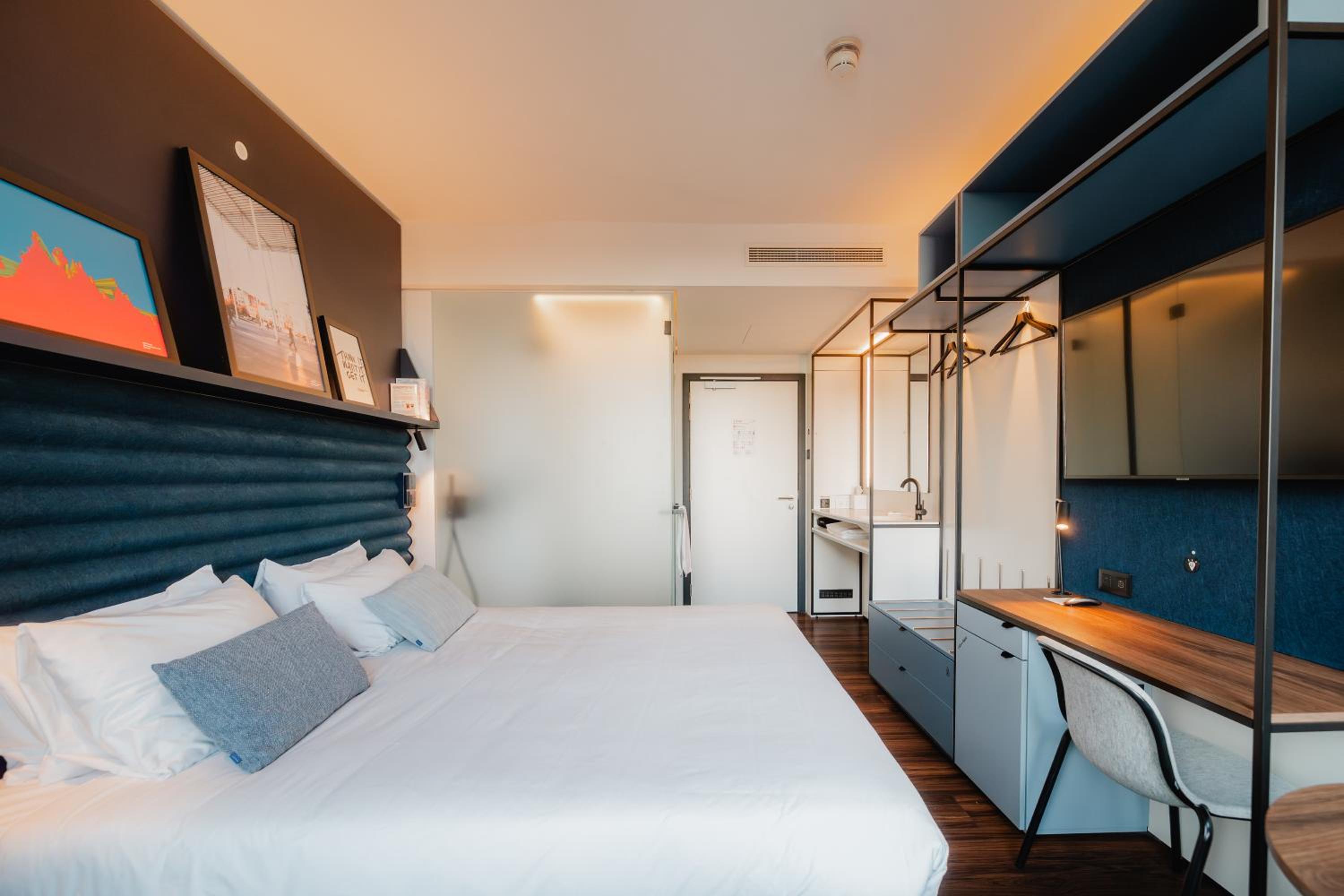 ROOM, DOUBLE BED