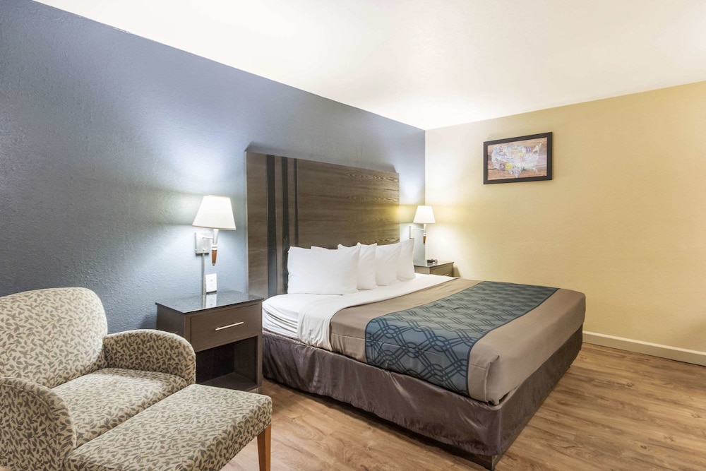 Econo Lodge Inn and Suites I-35 at Shawnee Mission 7/32