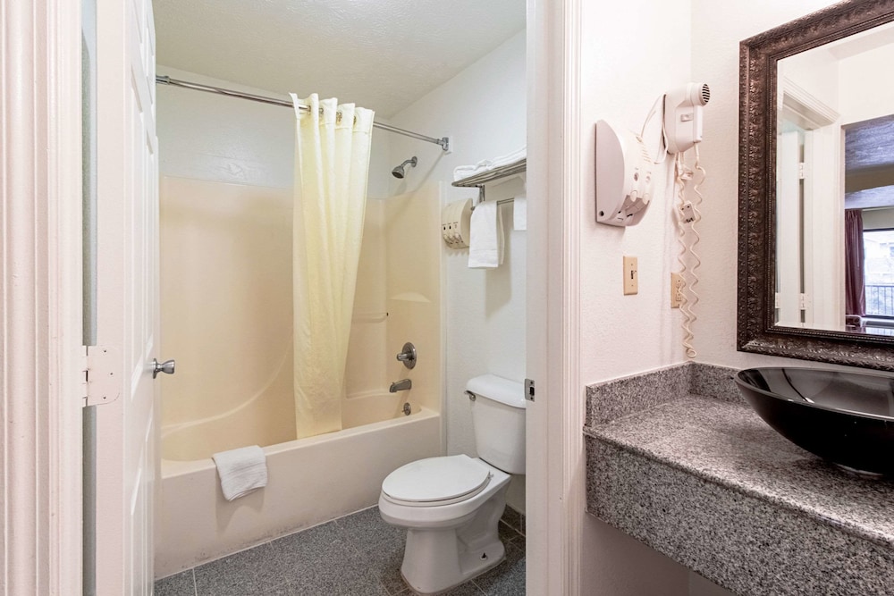 Quality Inn & Suites Dickson TN 41/46