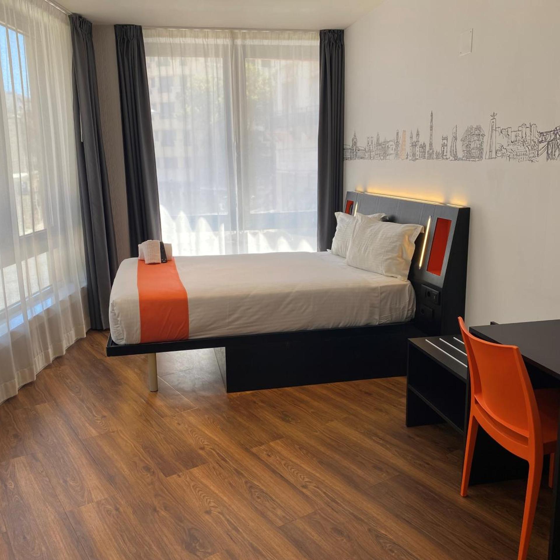غرفة بسرير مزدوج لذوي الإعاقة، easyHotel Lisbon 2/5