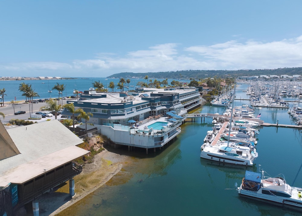 Bay Club Hotel & Marina 63/65