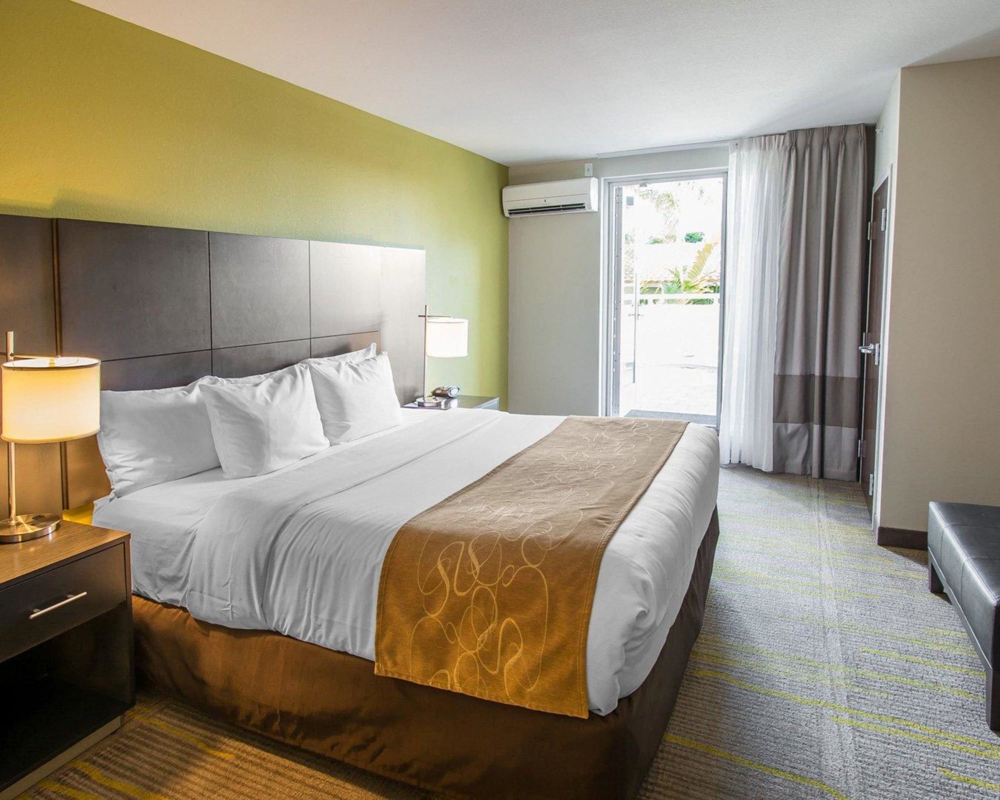 جناح مفردة بسرير كينج مع أريكة، Comfort Suites Miami Airport North 6/10