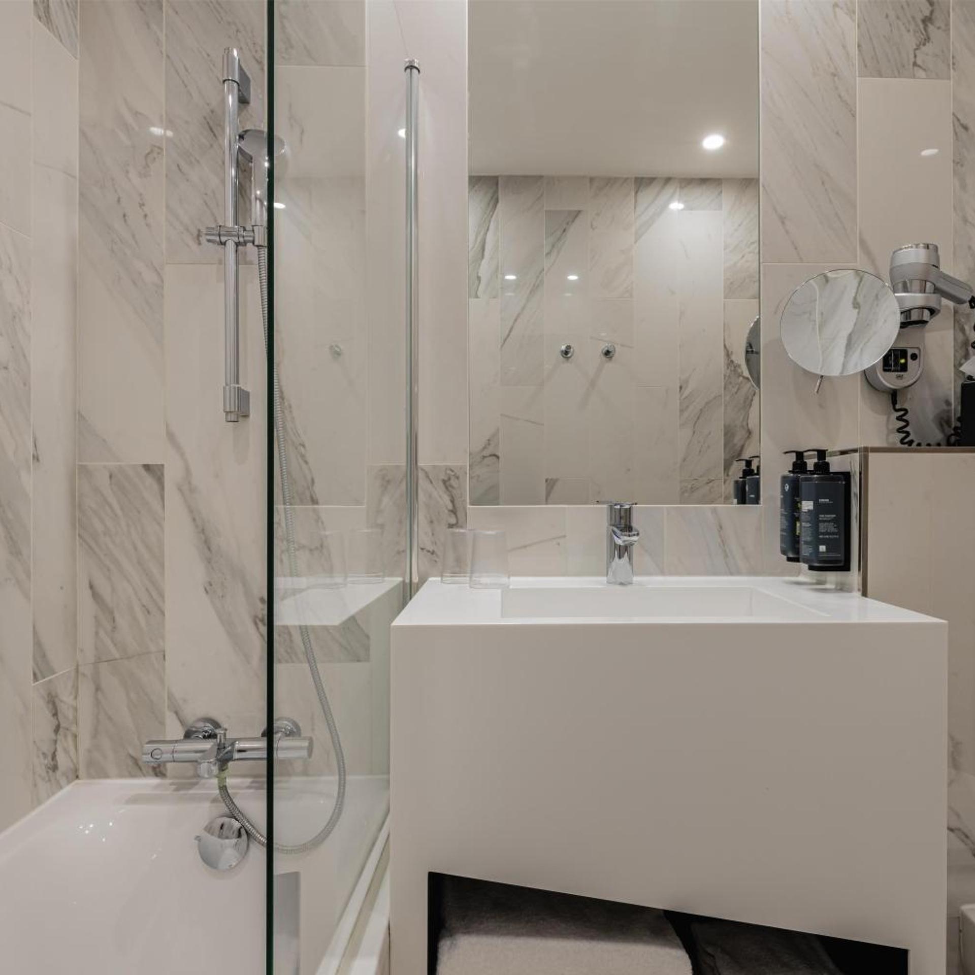 غرفة بسريرين منفصلين، Best Western Plus Hotel Comedie Saint-Roch 5/10