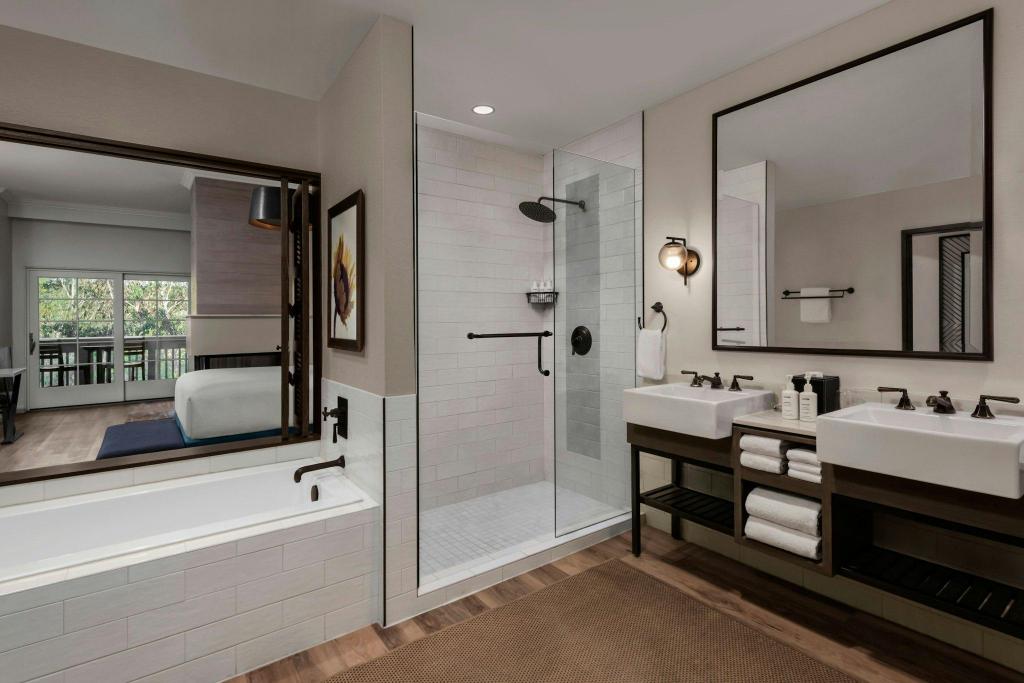 جناح جونيور فاخر بسرير كينج بإطلالة على النهر بشرفة مع أريكة، River Terrace Inn 3/3