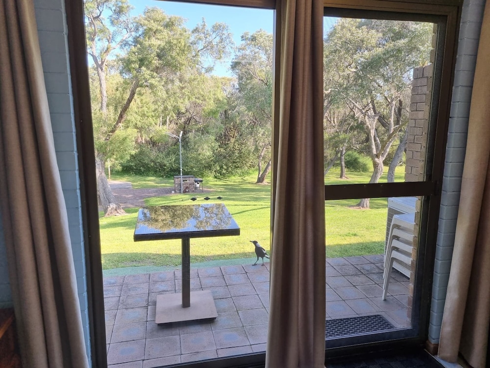EMU BEACH CHALETS 14/35