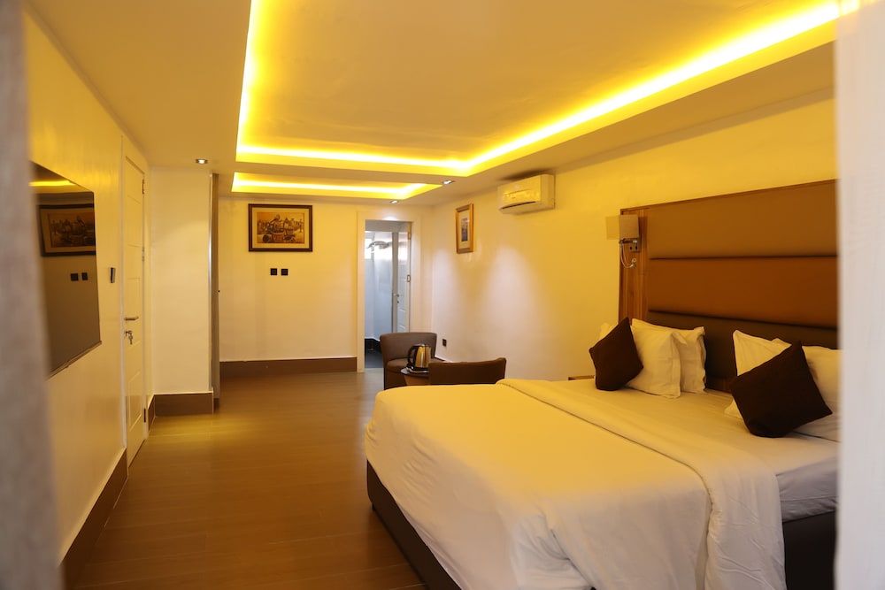 DELUXE, KING BED
