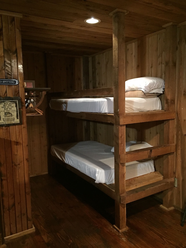 Wildwood Inn Tropical Dome & Theme Suites 44/74