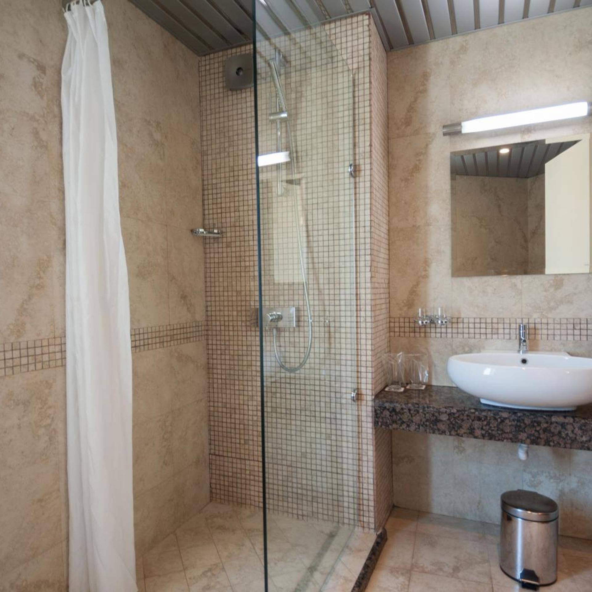 Jeravi Hotel 53/56